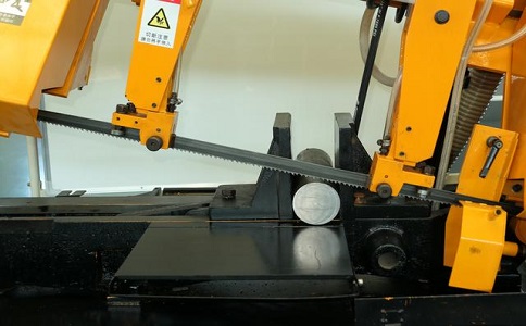 东源数控带锯床自动送料精度会出现偏差吗？