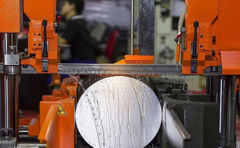 东源立式金属带锯床切削出现跑带故障解决方法！